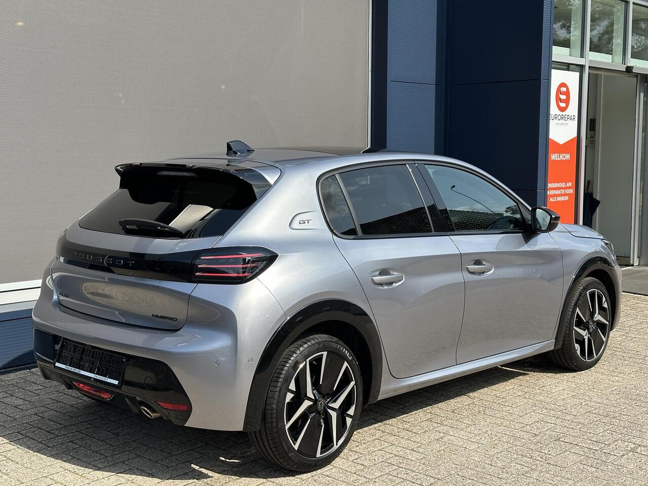 Peugeot 208 1.2 Hybrid 110 PK GT Automaat ¤ 4500,- DEMO VOORDEEL | Complete Uitvoering | Glazen Panoramadak | Navigatie | 360 Graden Camera | Dode Hoek Detectie | Climate Control | Keyless Entry & Start | Cruise Control | Sportstoelen | 17" Lichtmetalen Velgen | Full