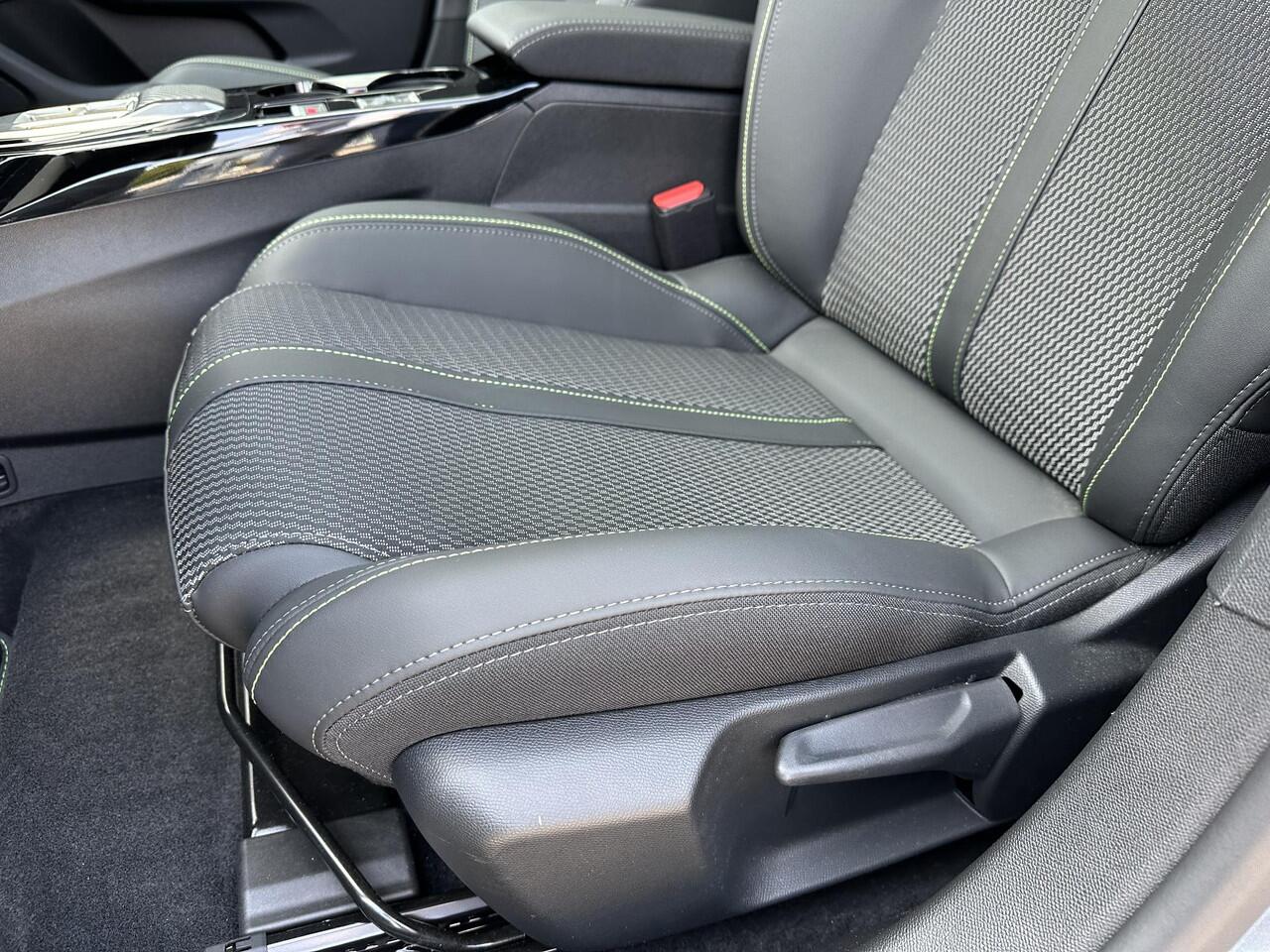 Peugeot 208 1.2 Hybrid 110 PK GT Automaat ¤ 4500,- DEMO VOORDEEL | Complete Uitvoering | Glazen Panoramadak | Navigatie | 360 Graden Camera | Dode Hoek Detectie | Climate Control | Keyless Entry & Start | Cruise Control | Sportstoelen | 17" Lichtmetalen Velgen | Full