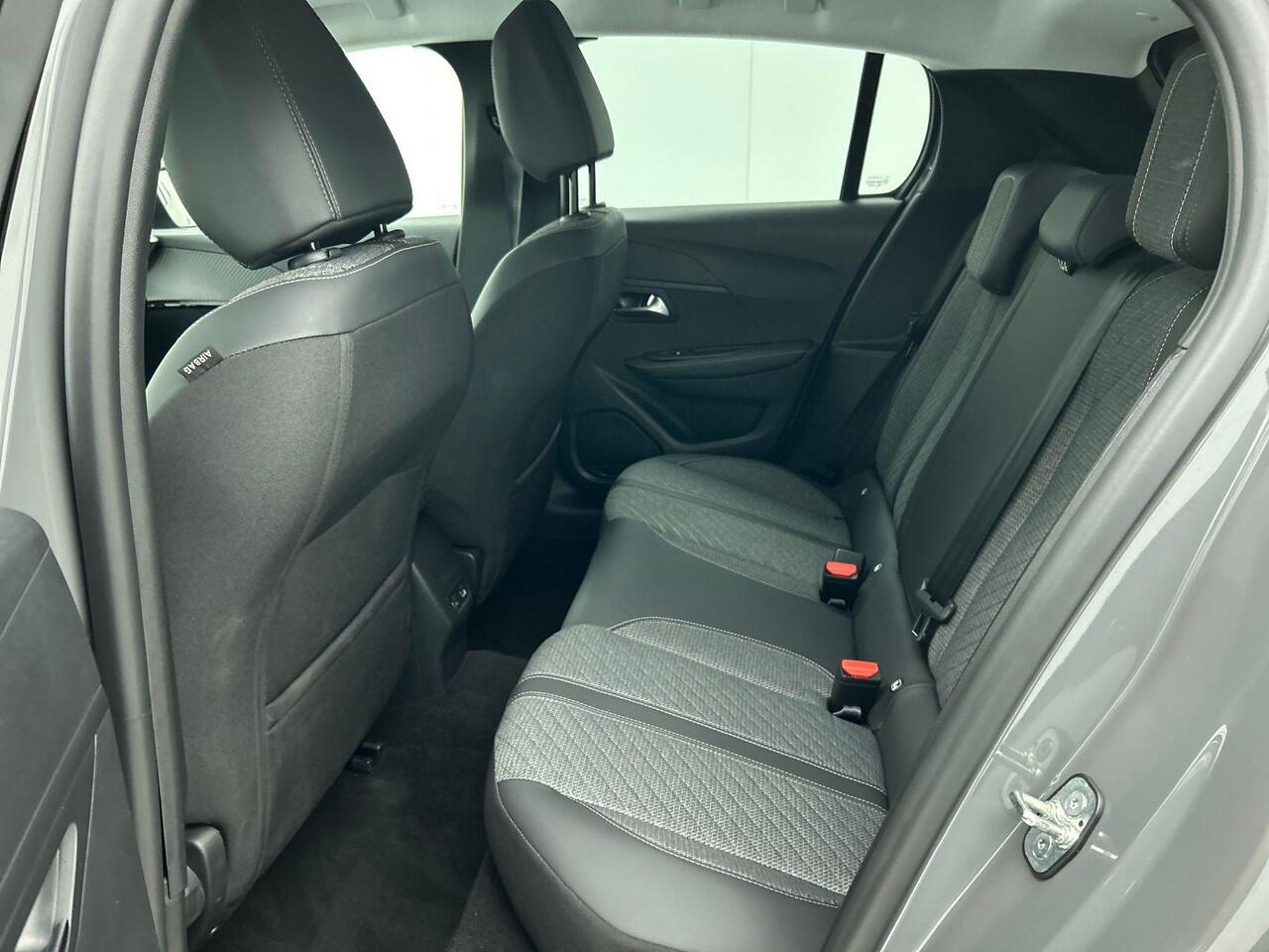 Peugeot 208 1.2 Hybrid 100PK Automaat Allure | Navigatie | Apple Carplay/Android Auto | Airco | Camera | Parkeer sensoren | Cruise Control | Led | Lichtmetalen Velgen