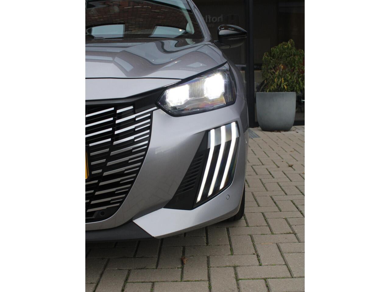 Peugeot 208 1.2 PureTech 100 Allure Navigatie, Camera Voor & Achter, Parkeersensoren, Apple Carplay, Android Auto