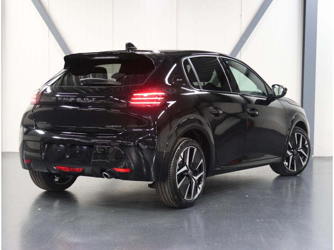 Peugeot 208 1.2 Hybrid 110 e-DCS6 GT | Incl. ¤4.625,- Korting! | Adaptive CruiseControl | Camera Voor/Achter | Keyless Entry | Verwarmde Voorstoelen | ClimateControl | Navigatie | AppleCarPlay/AndroidAuto |