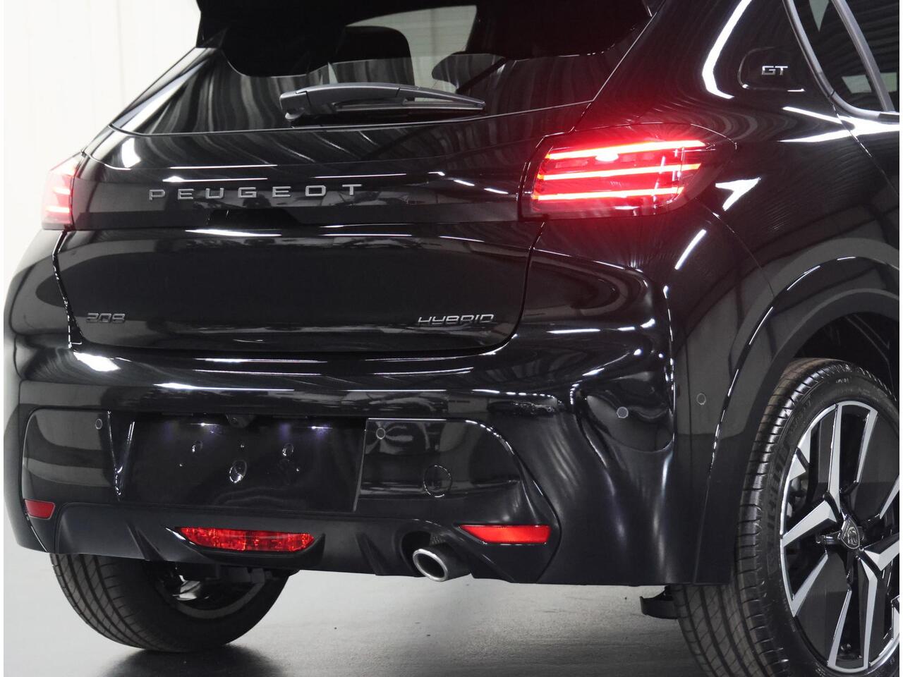 Peugeot 208 1.2 Hybrid 110 e-DCS6 GT | Incl. ¤4.625,- Korting! | Adaptive CruiseControl | Camera Voor/Achter | Keyless Entry | Verwarmde Voorstoelen | ClimateControl | Navigatie | AppleCarPlay/AndroidAuto |