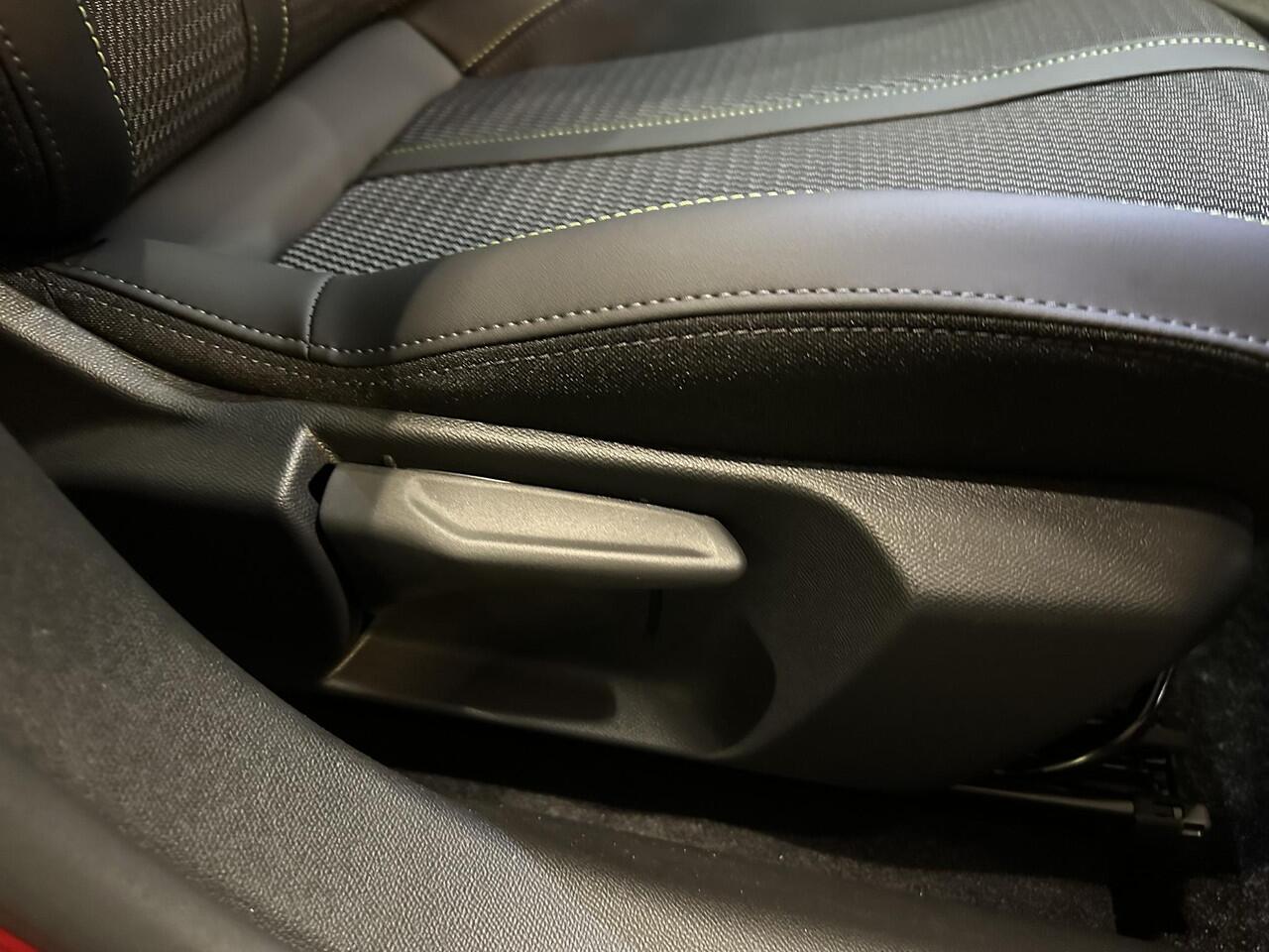 Peugeot 208 1.2 Hybride Automaat 110 PK GT | Full map Navigatie | Drive Assist met Adaptieve Cruise Control | Panoramadak | 360 graden Camera Rondom | Draadloze telefoonlader | Mirrorlink functie voor Apple carplay en Android Auto | Full led koplampen |