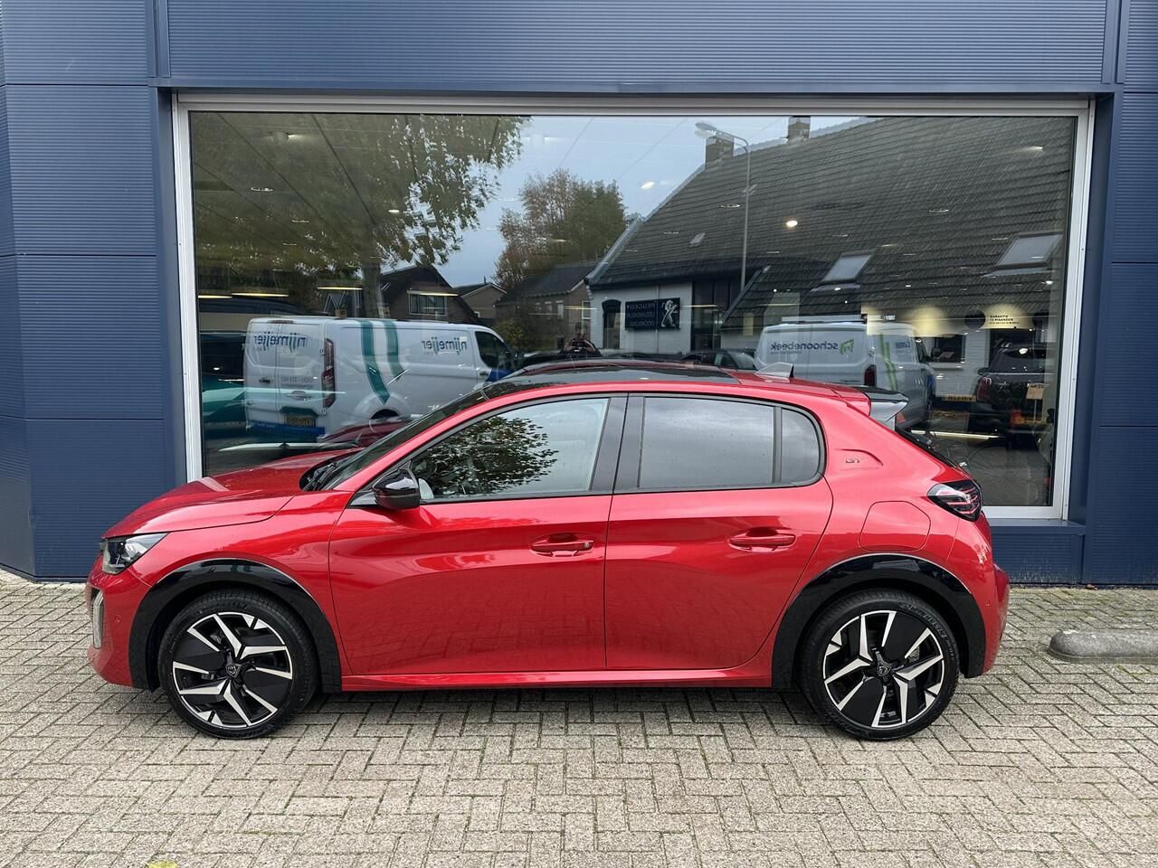 Peugeot 208 1.2 Hybride Automaat 110 PK GT | Full map Navigatie | Drive Assist met Adaptieve Cruise Control | Panoramadak | 360 graden Camera Rondom | Draadloze telefoonlader | Mirrorlink functie voor Apple carplay en Android Auto | Full led koplampen |