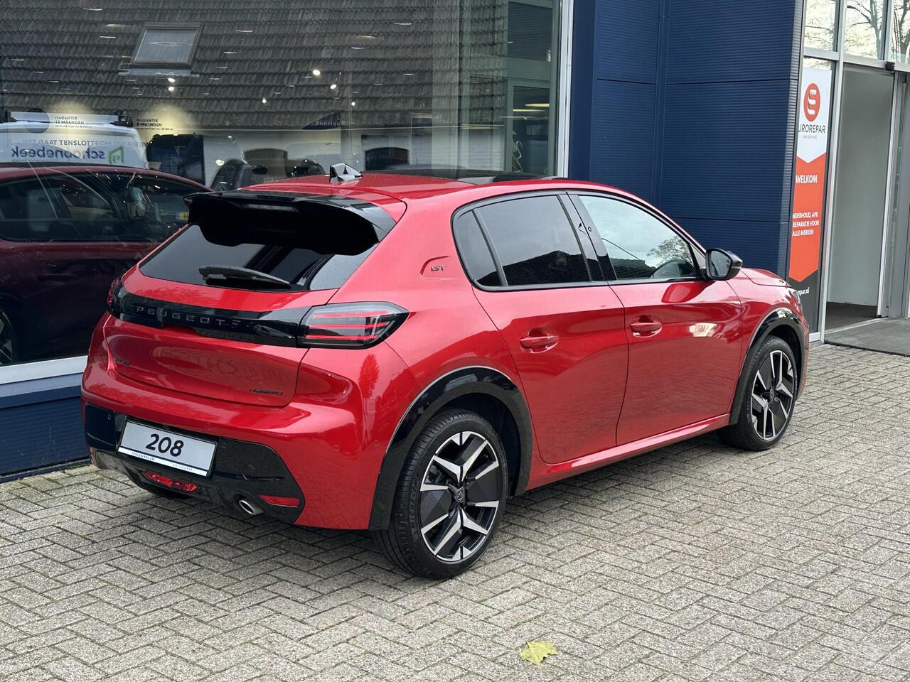 Peugeot 208 1.2 Hybride Automaat 110 PK GT | Full map Navigatie | Drive Assist met Adaptieve Cruise Control | Panoramadak | 360 graden Camera Rondom | Draadloze telefoonlader | Mirrorlink functie voor Apple carplay en Android Auto | Full led koplampen |