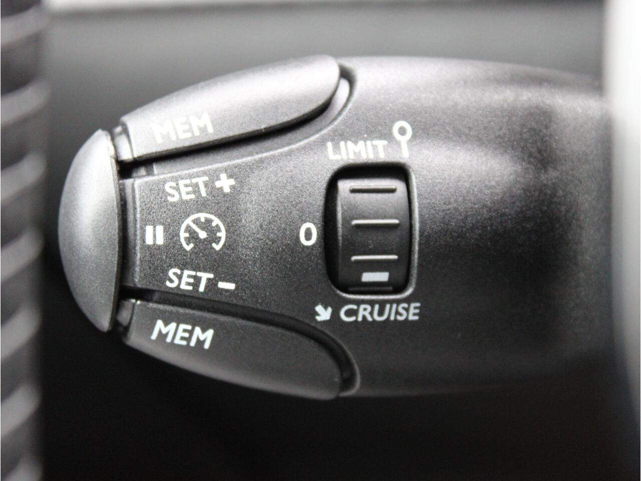 Peugeot 208 HYBRID 110 STYLE PRIVATE LEASE ¤369 P/M