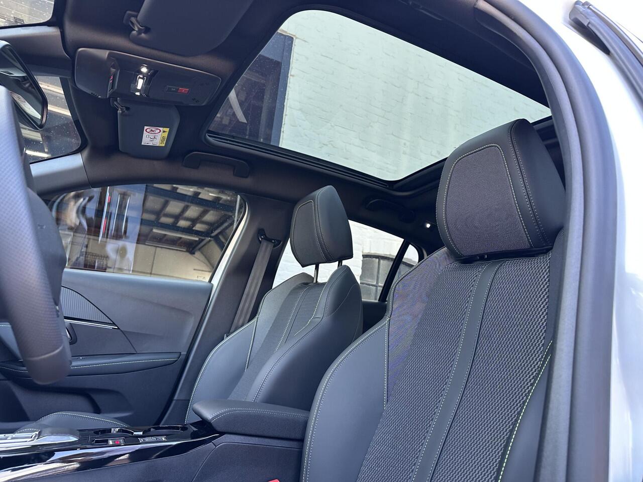 Peugeot 208 1.2 Hybrid 145 PK GT Automaat Hybride | Glazen Panoramadak | Navigatie via Telefoon | Climate Control | Keyless Entry & Start | Cruise Control | Sportstoelen | 17" Lichtmetalen Velgen | Full LED Verlichting | Parkeersensoren V+A | Dakspoiler |