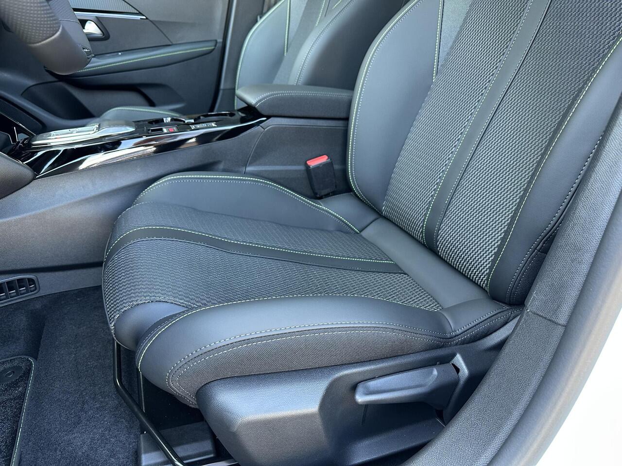 Peugeot 208 1.2 Hybrid 145 PK GT Automaat Hybride | Glazen Panoramadak | Navigatie via Telefoon | Climate Control | Keyless Entry & Start | Cruise Control | Sportstoelen | 17" Lichtmetalen Velgen | Full LED Verlichting | Parkeersensoren V+A | Dakspoiler |