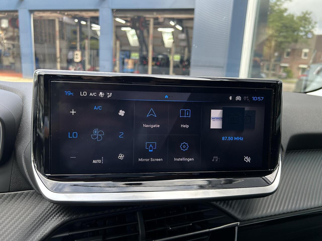 Peugeot 208 1.2 Hybrid 110 PK Allure | Hybride Elektrisch rijden met Automaat | 360 Graden Camera + Dodehoek detectie | Stoelverwarming | LED Verlichting | Navigatie | Lichtmetalen Velgen | Cruise & Climate Control.