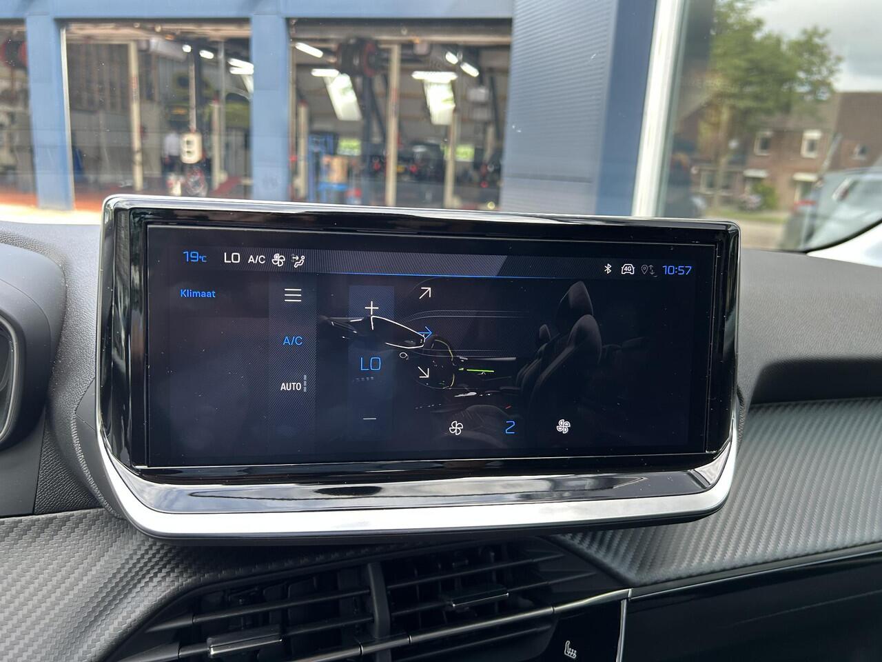 Peugeot 208 1.2 Hybrid 110 PK Allure | Hybride Elektrisch rijden met Automaat | 360 Graden Camera + Dodehoek detectie | Stoelverwarming | LED Verlichting | Navigatie | Lichtmetalen Velgen | Cruise & Climate Control.