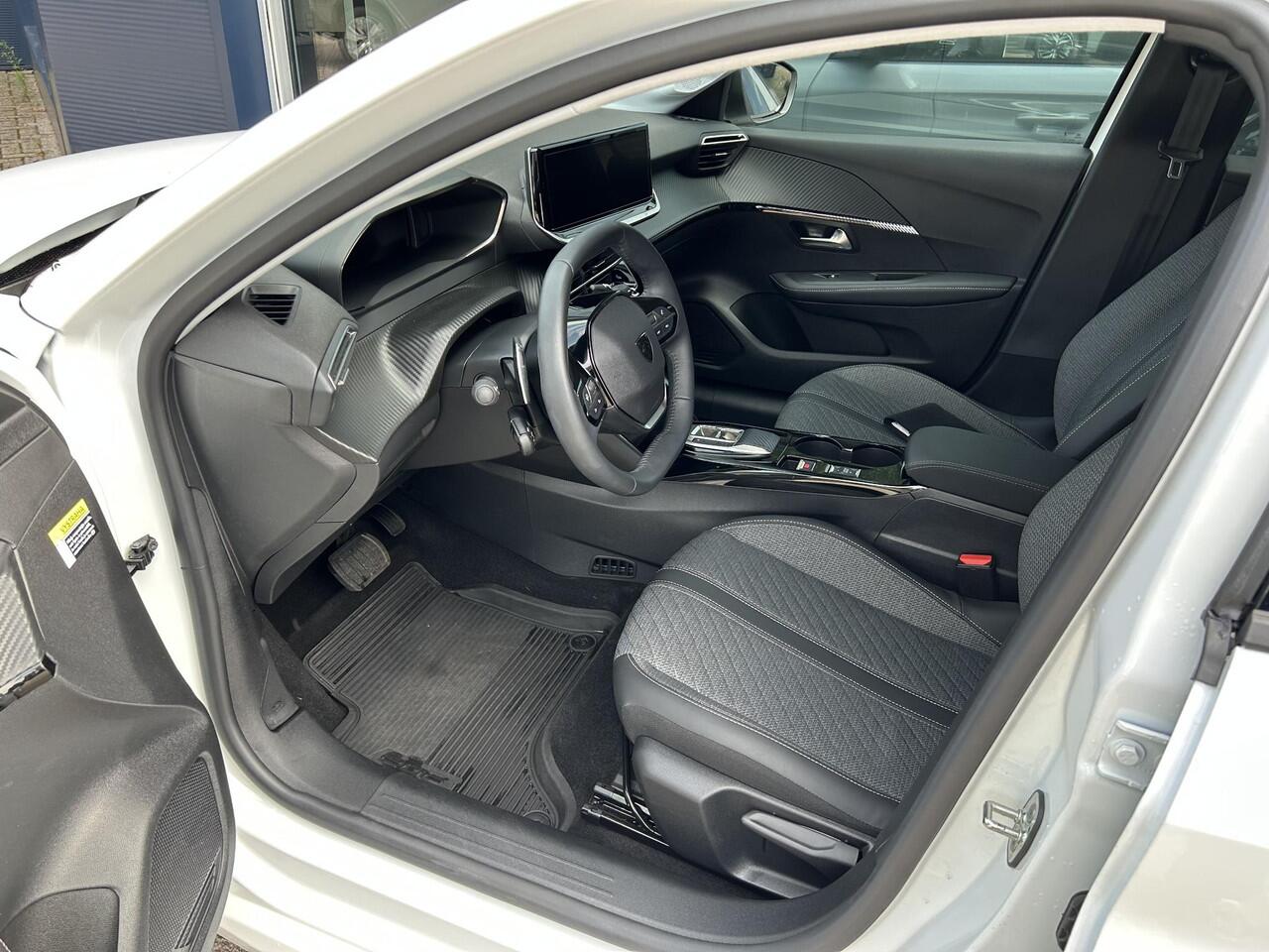 Peugeot 208 1.2 Hybrid 110 PK Allure | Hybride Elektrisch rijden met Automaat | 360 Graden Camera + Dodehoek detectie | Stoelverwarming | LED Verlichting | Navigatie | Lichtmetalen Velgen | Cruise & Climate Control.