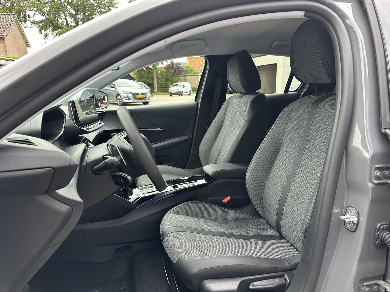 Peugeot 208 1.2 Hybrid 110 PK Allure Automaat ¤ 4,000,- DEMO VOORDEEL | Hybride Automaat | Navigatie | 360 Graden Camera | Stoelverwarming | Climate Control | Cruise Control | Parkeersensoren V+A | LED Verlichting | Draadloze Apple Carplay / Android Auto | 16" Lichtm