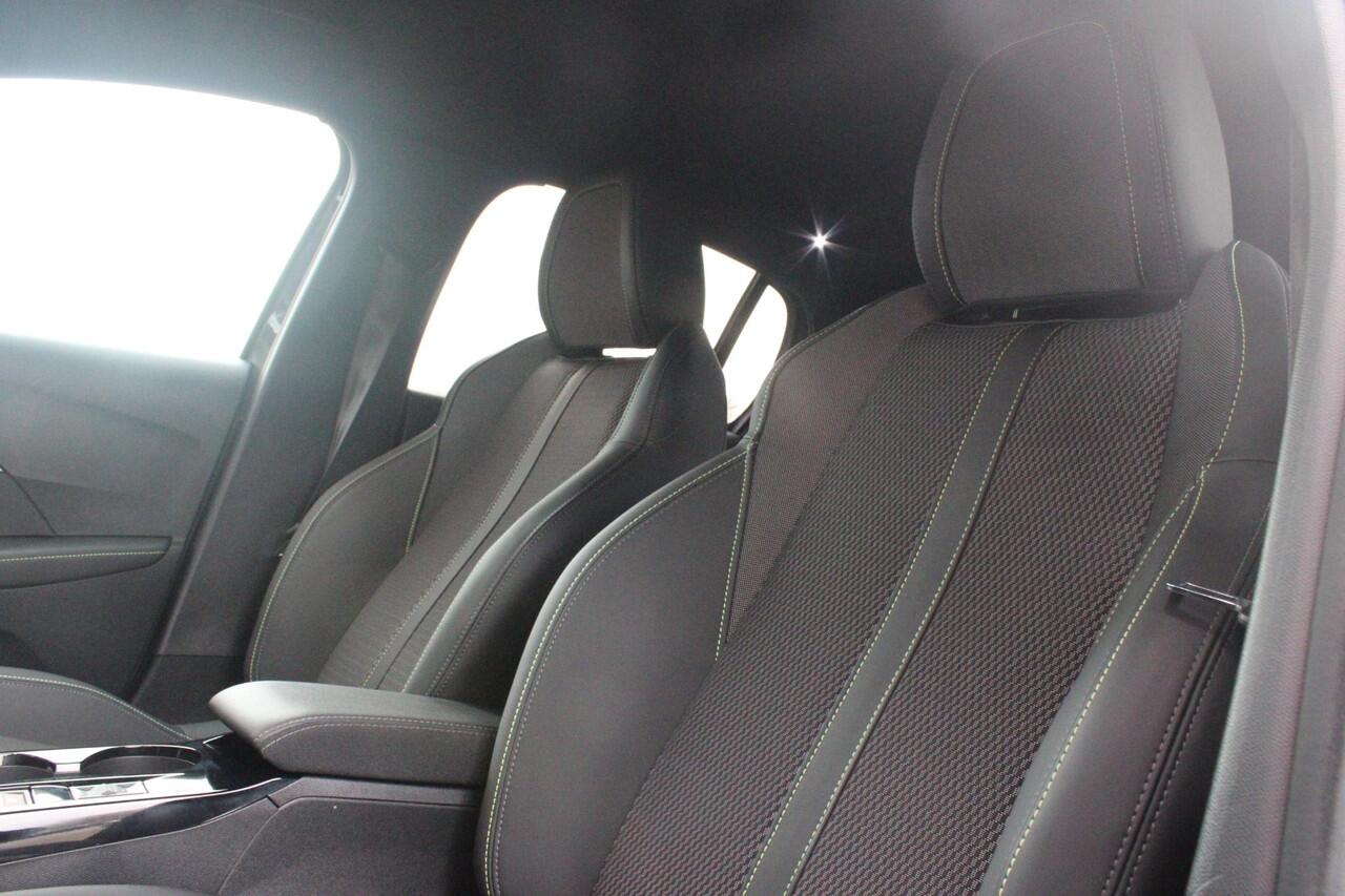 Peugeot 208 1.2 Hybrid 145PK e-DCS6 GT | NAVIGATIE | DRAADLOZE APPLE CARPLAY/ANDROID AUTO | CAMERA VOOR + ACHTER | FULL LED KOPLAMPEN | LICHTMETALEN VELGEN 17" | DODEHOEK DETECTIE | DRAADLOZE TELEFOONLADER | KEYLESS ENTRY/START | DAB+ RADIO | ADAPTIVE CRUISE CONTROL 