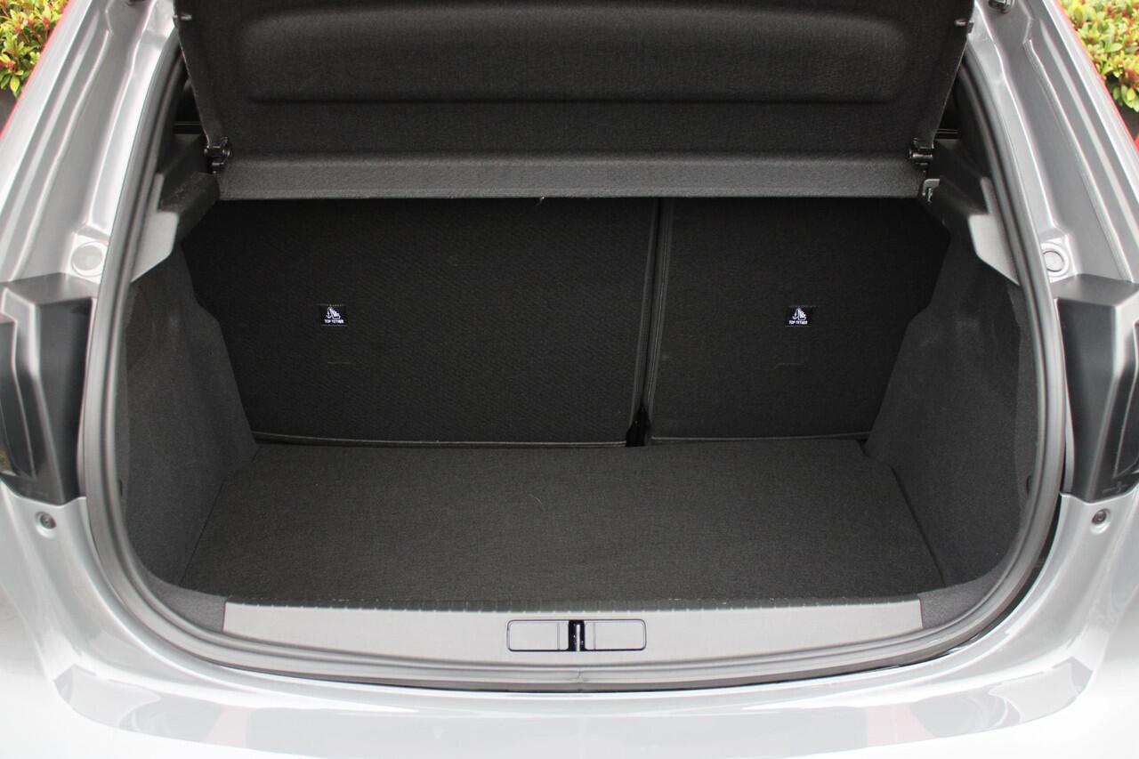 Peugeot 208 1.2 Hybrid 145PK e-DCS6 GT | NAVIGATIE | DRAADLOZE APPLE CARPLAY/ANDROID AUTO | CAMERA VOOR + ACHTER | FULL LED KOPLAMPEN | LICHTMETALEN VELGEN 17" | DODEHOEK DETECTIE | DRAADLOZE TELEFOONLADER | KEYLESS ENTRY/START | DAB+ RADIO | ADAPTIVE CRUISE CONTROL 