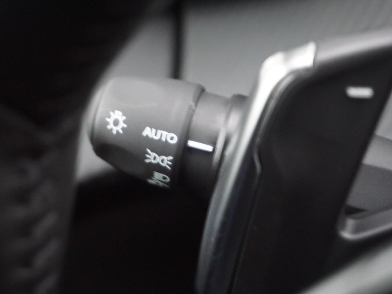 Peugeot 208 1.2 Hybrid 110 e-DCS6 Allure Private lease 376,-