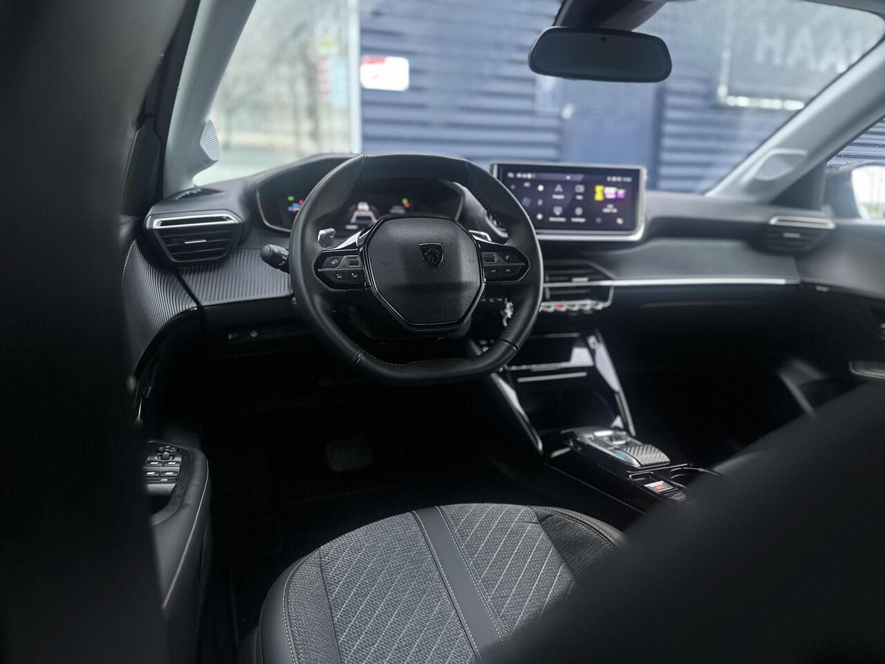 Peugeot 208 1.2 Hybrid 110 e-DCS6 Allure | Adaptieve Cruise Control | Parkeercamera/-sensoren | Apple Carplay/Android Auto | Navigatie | Climate Control | Lichtmetalen velgen | Full LED | Dodehoekdetectie |