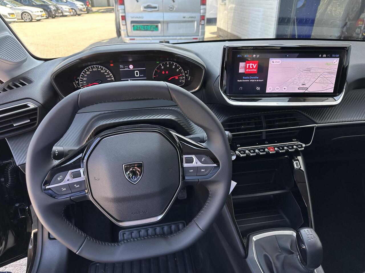 Peugeot 208 1.2 Style | Navigatie | Private Lease Vanaf ¤ 299 P/M ! | LED Verlichting | Cruise Control | Airco | Parkeersensoren | Draadloos Apple Carplay & Android Auto | Leren Stuurwiel |