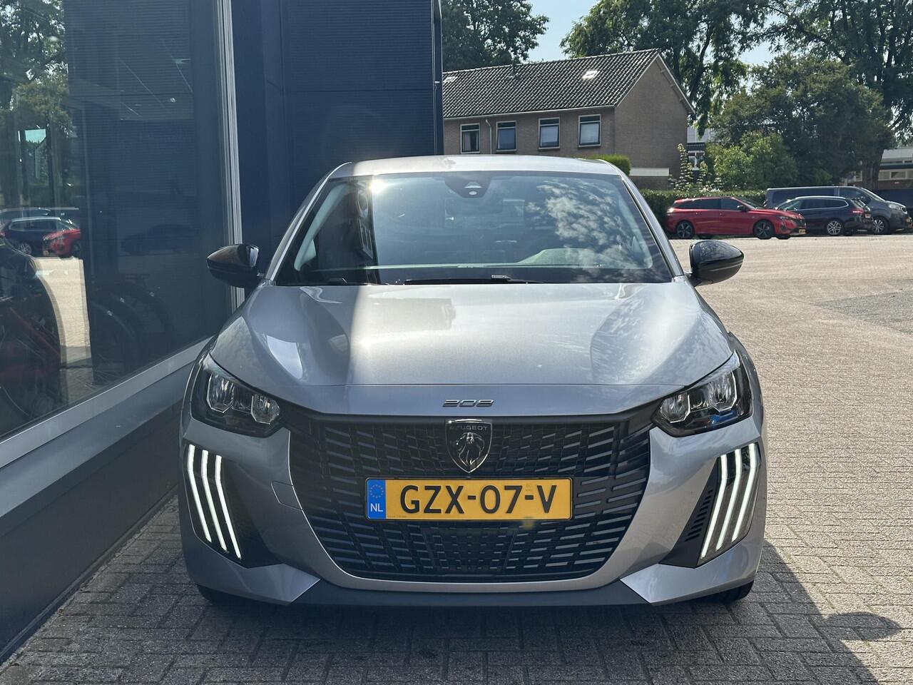 Peugeot 208 1.2 Style | Navigatie | Private Lease Vanaf ¤ 299 P/M ! | LED Verlichting | Cruise Control | Airco | Parkeersensoren | Draadloos Apple Carplay & Android Auto | Leren Stuurwiel |
