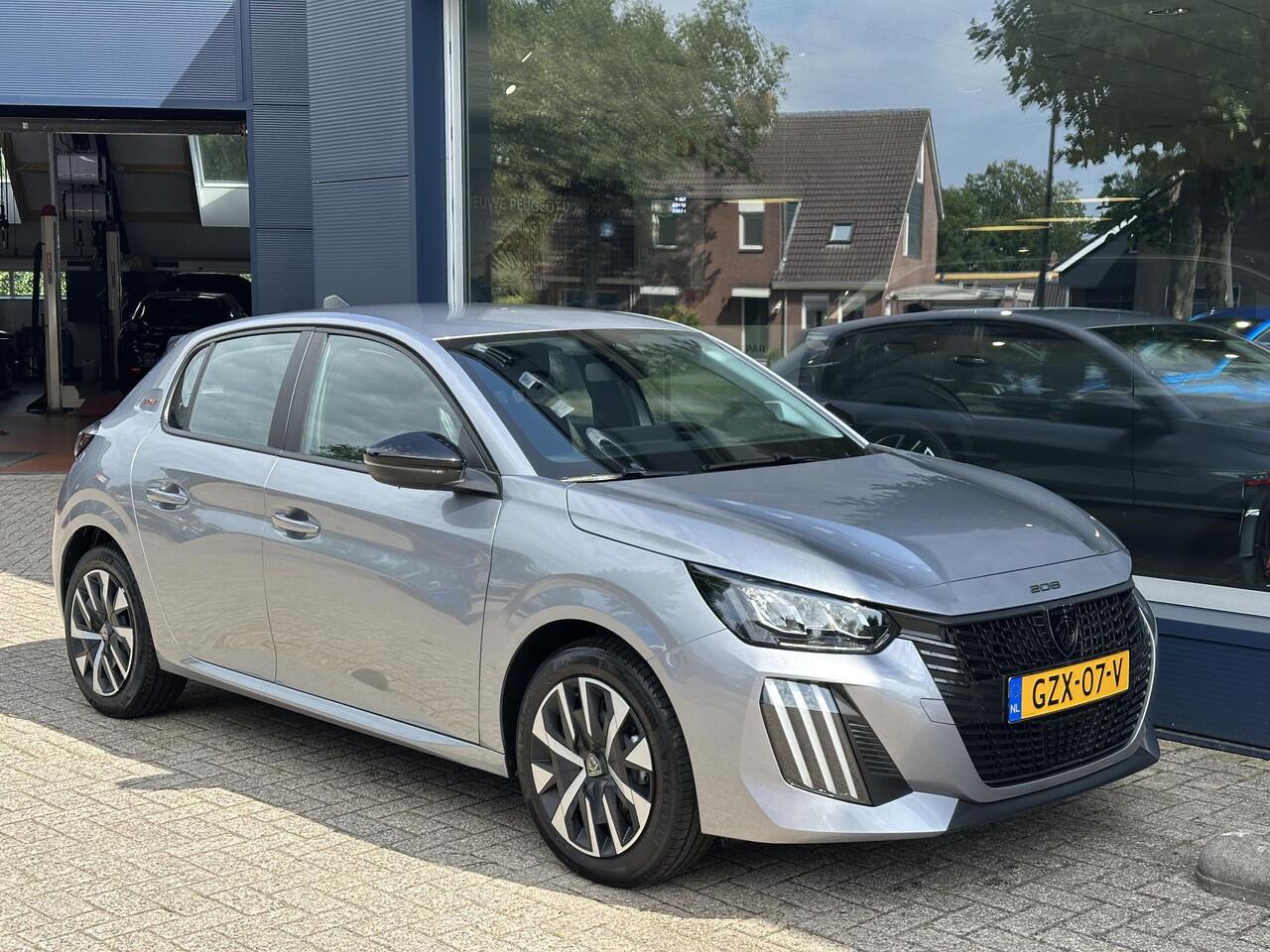 Peugeot 208 1.2 Style | Navigatie | Private Lease Vanaf ¤ 299 P/M ! | LED Verlichting | Cruise Control | Airco | Parkeersensoren | Draadloos Apple Carplay & Android Auto | Leren Stuurwiel |