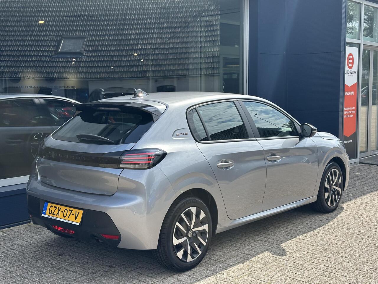 Peugeot 208 1.2 Style | Navigatie | Private Lease Vanaf ¤ 299 P/M ! | LED Verlichting | Cruise Control | Airco | Parkeersensoren | Draadloos Apple Carplay & Android Auto | Leren Stuurwiel |