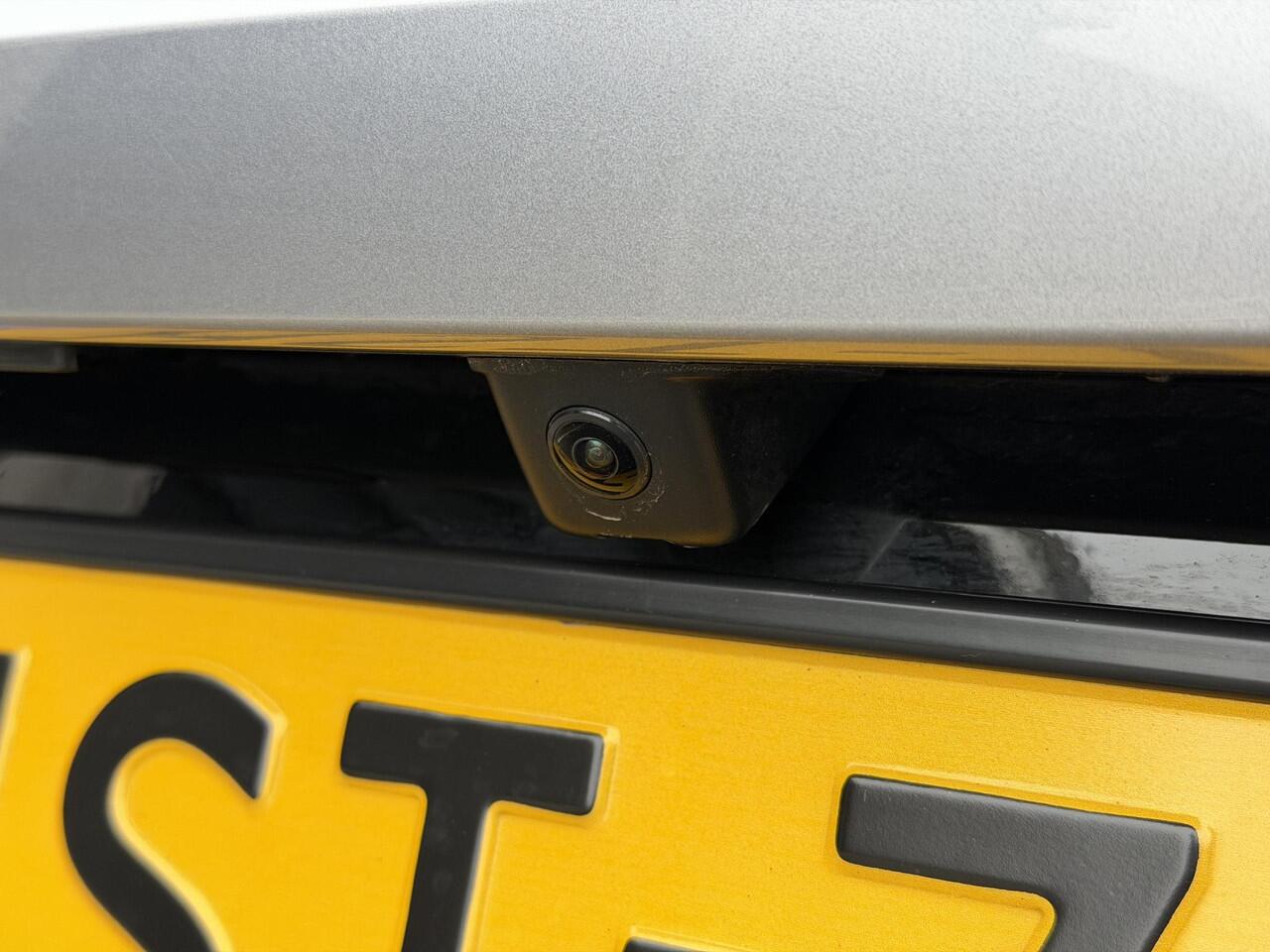 Peugeot 208 GT 1.2 Hybrid 145PK e-DCS6 Automaat Navigatie, Camera Voor & Achter, Keyless, Stoelverwarming, Parkeersensoren