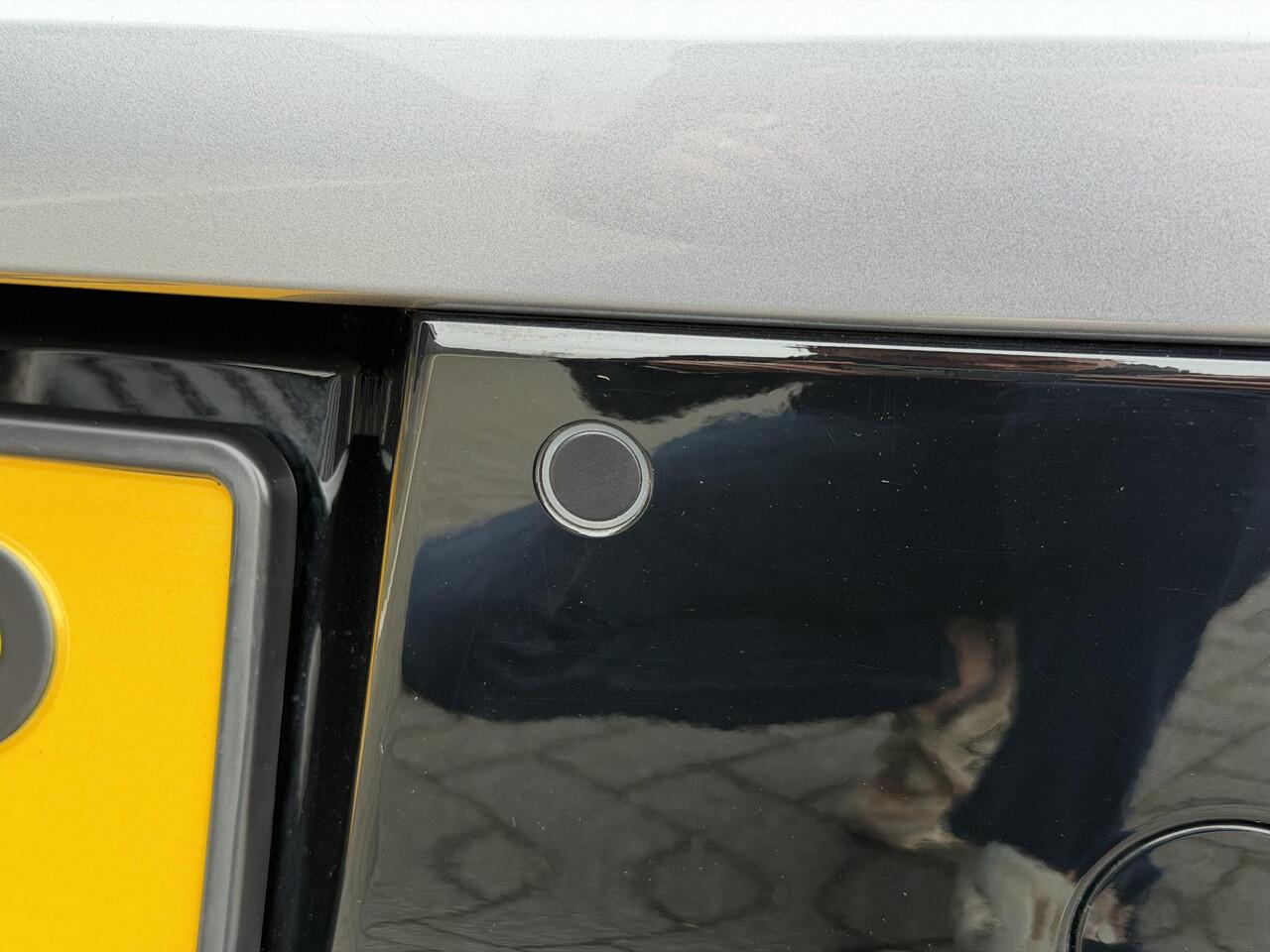 Peugeot 208 GT 1.2 Hybrid 145PK e-DCS6 Automaat Navigatie, Camera Voor & Achter, Keyless, Stoelverwarming, Parkeersensoren