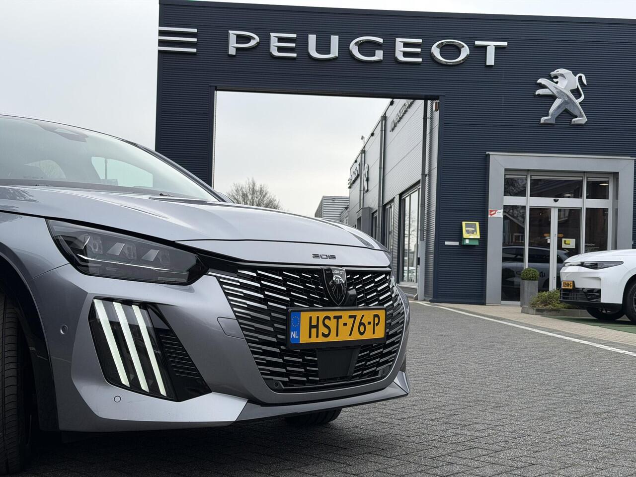 Peugeot 208 GT 1.2 Hybrid 145PK e-DCS6 Automaat Navigatie, Camera Voor & Achter, Keyless, Stoelverwarming, Parkeersensoren