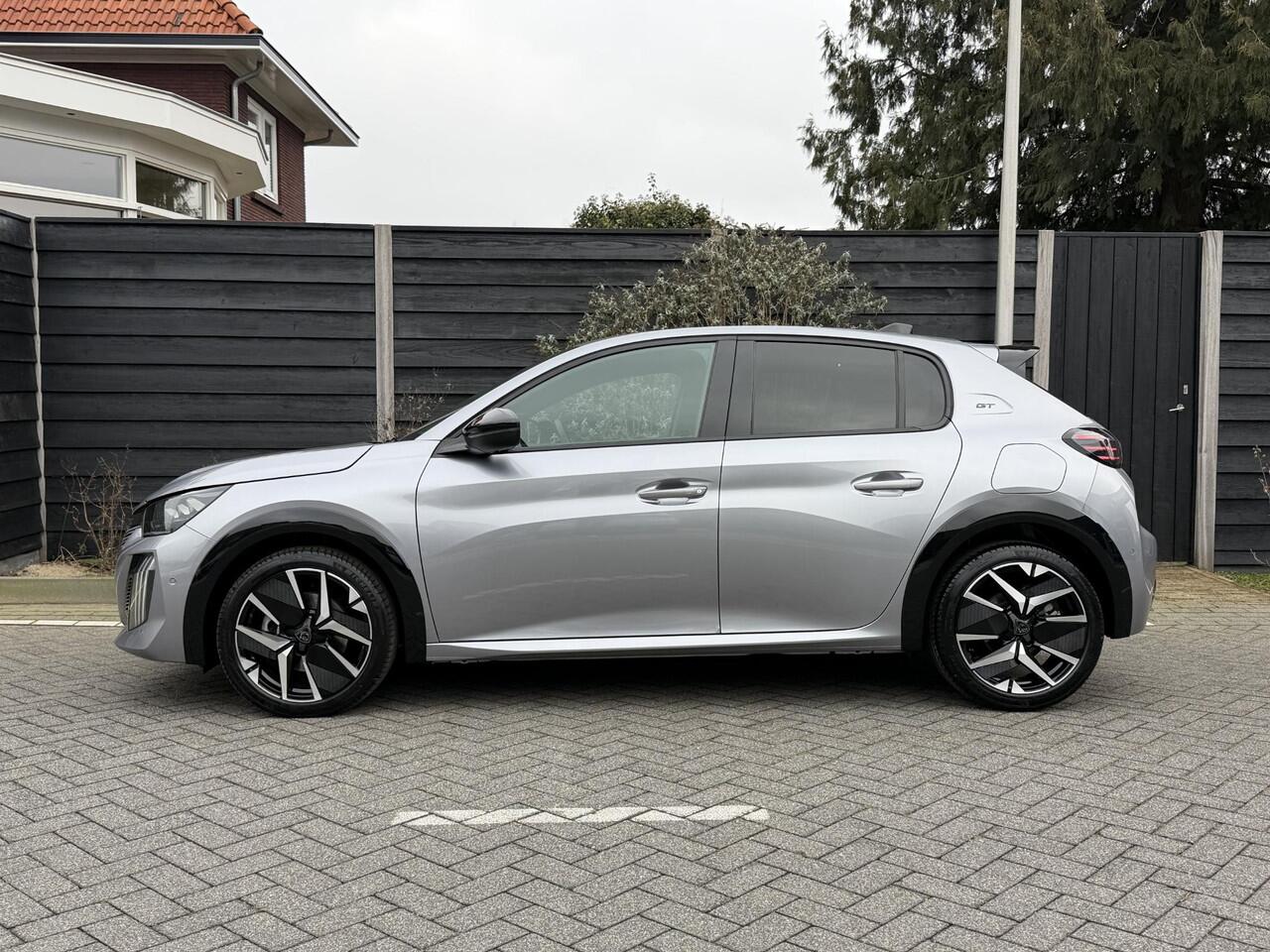 Peugeot 208 GT 1.2 Hybrid 145PK e-DCS6 Automaat Navigatie, Camera Voor & Achter, Keyless, Stoelverwarming, Parkeersensoren