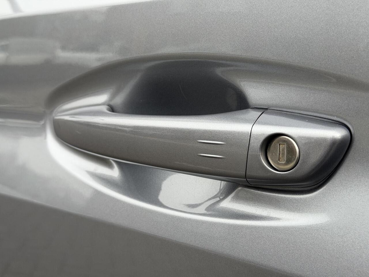 Peugeot 208 GT 1.2 Hybrid 145PK e-DCS6 Automaat Navigatie, Camera Voor & Achter, Keyless, Stoelverwarming, Parkeersensoren