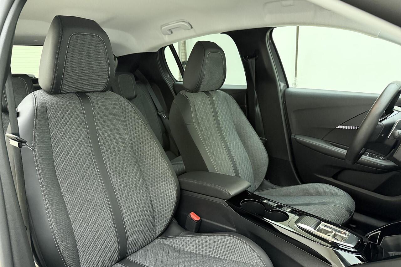 Peugeot 208 1.2 Hybrid 110 e-DCS6 Allure Automaat l Climate Control l Adaptive Cruise Control l LED l Digitaal Instrumentenpaneel l 10'' Infotainment l DAB l Wireless Apple Carplay/Android Auto l TomTom Navigatie l Lichtmetalen Velgen