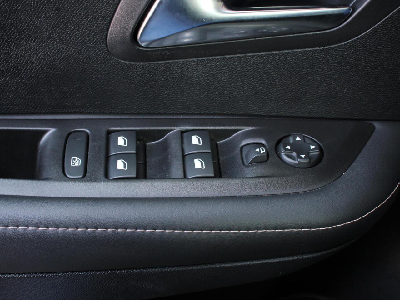 Peugeot 208 1.2 Hybrid 121 PK Automaat Allure | Navigatie | Apple Carplay/Android Auto | Airco | Camera | Parkeer sensoren | Cruise Control | Led | Lichtmetalen Velgen