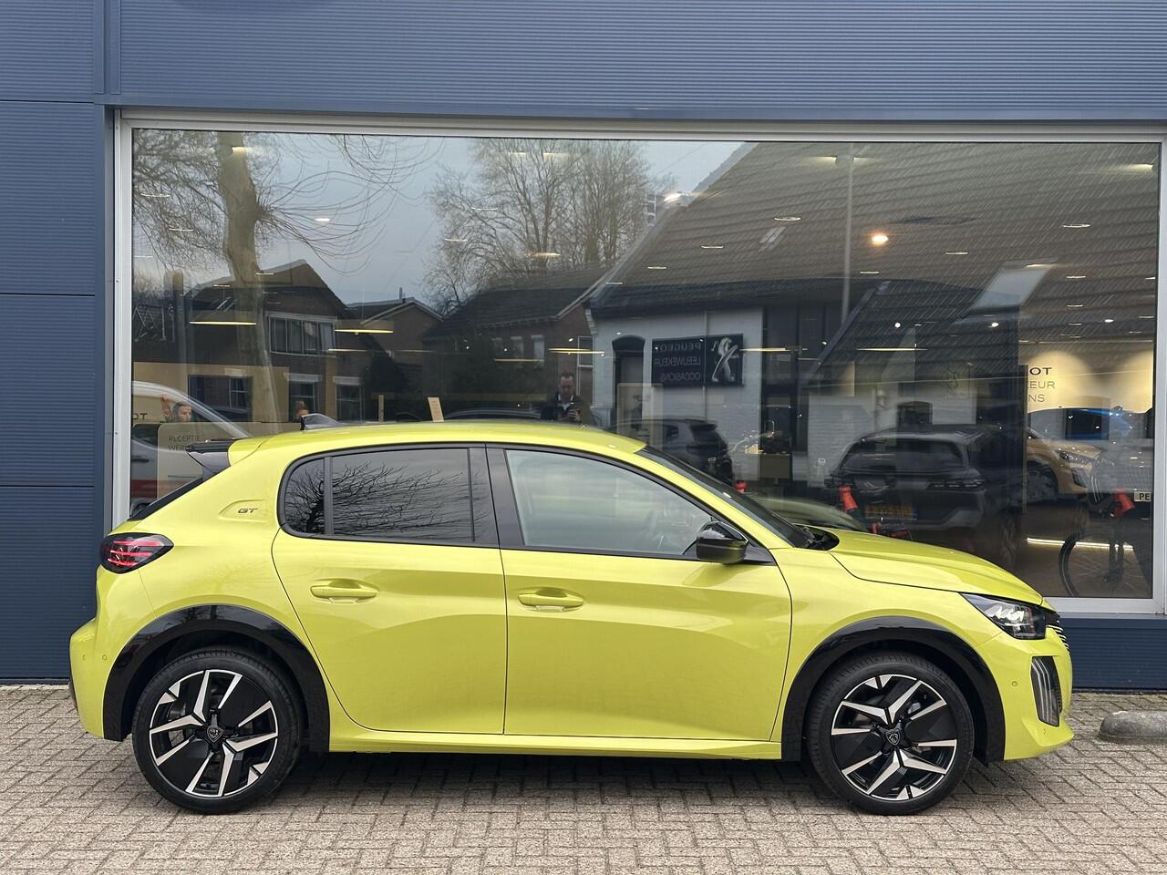 Peugeot 208 1.2 Hybrid GT Automaat | Nieuwe Auto | Meest Complete Uitvoering | 360 Graden Camera | Navigatie | Keyless Entry & Start | Full LED Verlichting | Climate Control | 17" Lichtmetalen Velgen | Parkeersensoren V+A | Dakspoiler Zwart |