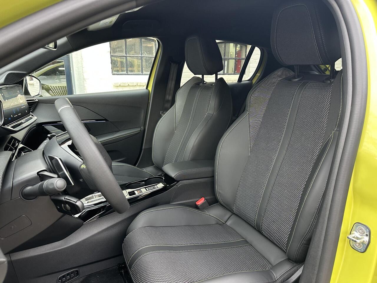 Peugeot 208 1.2 Hybrid GT Automaat | Nieuwe Auto | Meest Complete Uitvoering | 360 Graden Camera | Navigatie | Keyless Entry & Start | Full LED Verlichting | Climate Control | 17" Lichtmetalen Velgen | Parkeersensoren V+A | Dakspoiler Zwart |