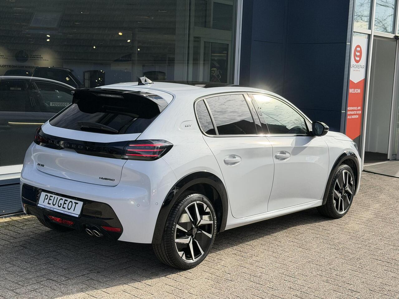 Peugeot 208 1.2 Hybrid 145 PK Automaat GT | Meest Complete Uitvoering! | Panoramadak | Alcantara Stoelen met Verwarming en Massage | Navigatie | Cruise Control | 360 Graden Camera | Full LED Verlichting | 17" Lichtmetalen Velgen | Parkeersensoren V+A |