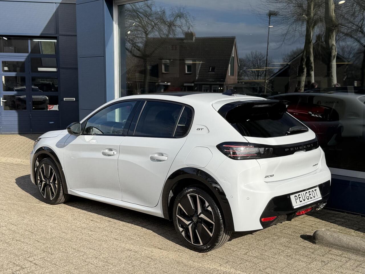 Peugeot 208 1.2 Hybrid 145 PK Automaat GT | Meest Complete Uitvoering! | Panoramadak | Alcantara Stoelen met Verwarming en Massage | Navigatie | Cruise Control | 360 Graden Camera | Full LED Verlichting | 17" Lichtmetalen Velgen | Parkeersensoren V+A |