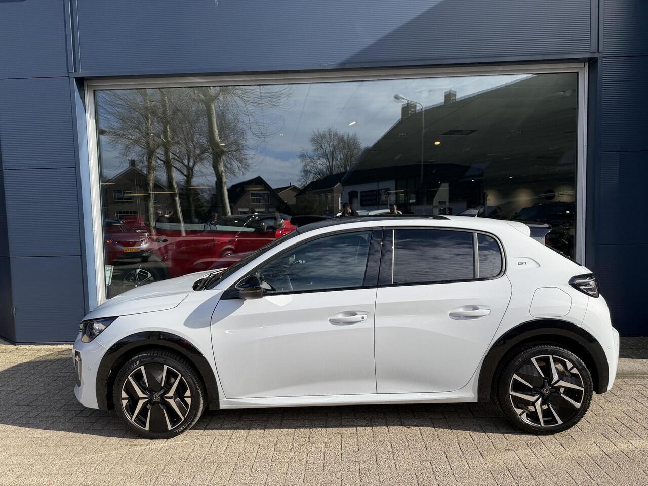 Peugeot 208 1.2 Hybrid 145 PK Automaat GT | Meest Complete Uitvoering! | Panoramadak | Alcantara Stoelen met Verwarming en Massage | Navigatie | Cruise Control | 360 Graden Camera | Full LED Verlichting | 17" Lichtmetalen Velgen | Parkeersensoren V+A |