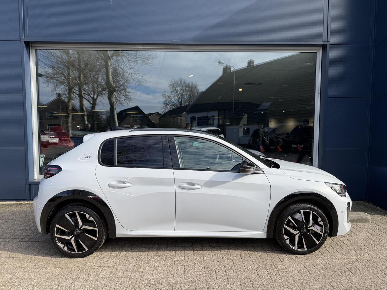 Peugeot 208 1.2 Hybrid 145 PK Automaat GT | Meest Complete Uitvoering! | Panoramadak | Alcantara Stoelen met Verwarming en Massage | Navigatie | Cruise Control | 360 Graden Camera | Full LED Verlichting | 17" Lichtmetalen Velgen | Parkeersensoren V+A |