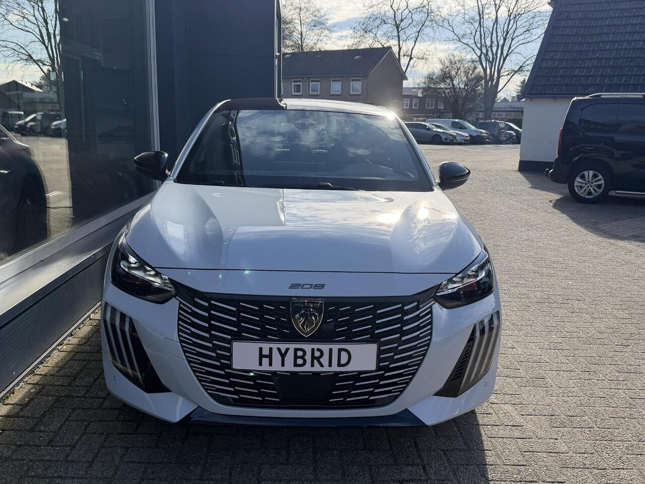 Peugeot 208 1.2 Hybrid 145 PK Automaat GT | Meest Complete Uitvoering! | Panoramadak | Alcantara Stoelen met Verwarming en Massage | Navigatie | Cruise Control | 360 Graden Camera | Full LED Verlichting | 17" Lichtmetalen Velgen | Parkeersensoren V+A |