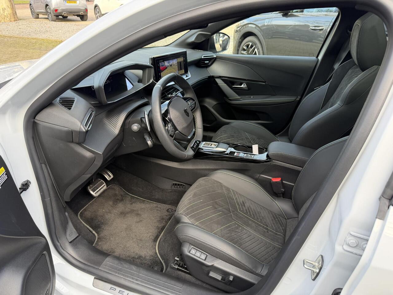 Peugeot 208 1.2 Hybrid 145 PK Automaat GT | Meest Complete Uitvoering! | Panoramadak | Alcantara Stoelen met Verwarming en Massage | Navigatie | Cruise Control | 360 Graden Camera | Full LED Verlichting | 17" Lichtmetalen Velgen | Parkeersensoren V+A |