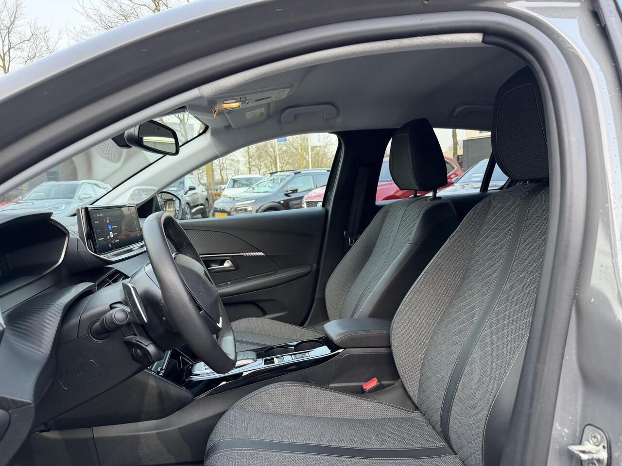 Peugeot 208 Hybrid e-DCS6 Allure RIJKLAARPRIJS | FABRIEKSGARANTIE t/m 03-2027 | TOPSTAAT! | KEYLESS ENTRY | APPLE CARPLAY-ANDROID AUTO| PARKEERSENSOREN VOOR EN ACHTER |