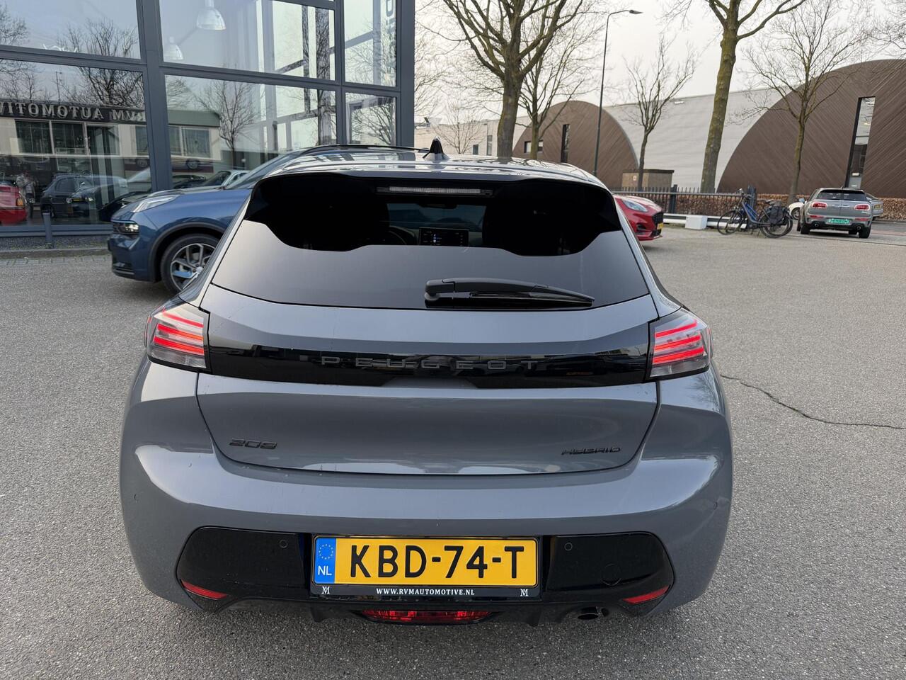 Peugeot 208 Hybrid e-DCS6 Allure RIJKLAARPRIJS | FABRIEKSGARANTIE t/m 03-2027 | TOPSTAAT! | KEYLESS ENTRY | APPLE CARPLAY-ANDROID AUTO| PARKEERSENSOREN VOOR EN ACHTER |