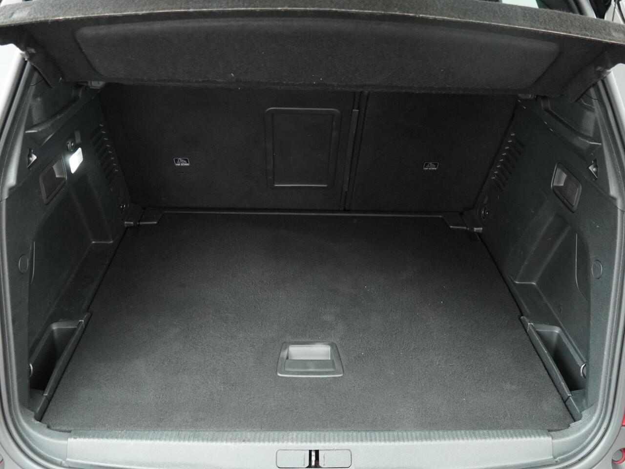 Peugeot 3008 1.6 e-THP GT Line Automaat - Schuifdak - Navigatie - Trekhaak - LED koplampen