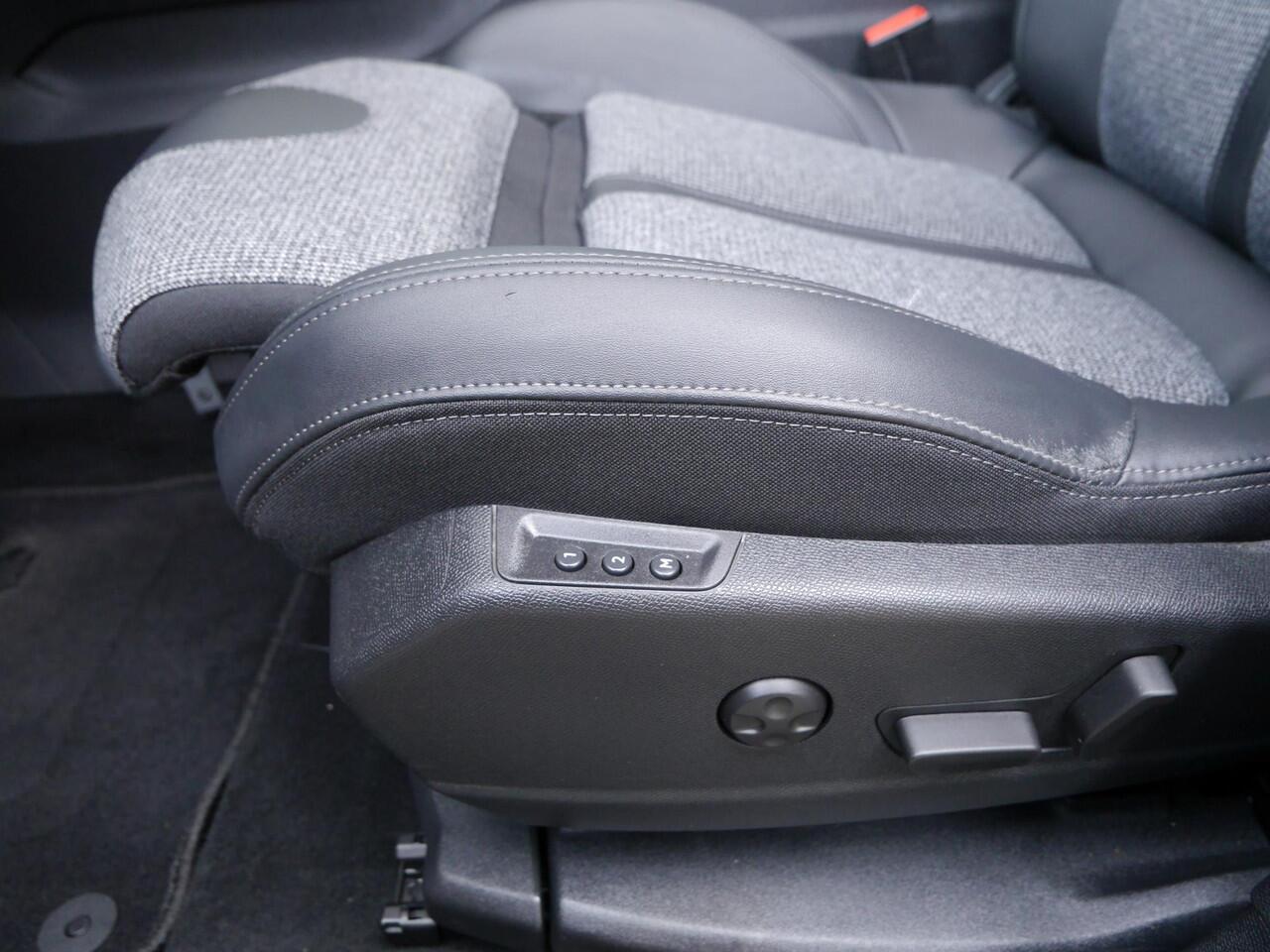 Peugeot 3008 1.6 PureTech Allure 180PK Automaat | 1500KG trekgewicht | Full options | Panoramadak | Led | Camera | Elektrisch verstelb. bestuurdersstoel met geheugen | Draadloze telfoonoplader | 19 inch lichtmetalen velgen | Stoelverwarming | Apple carplay / Android 