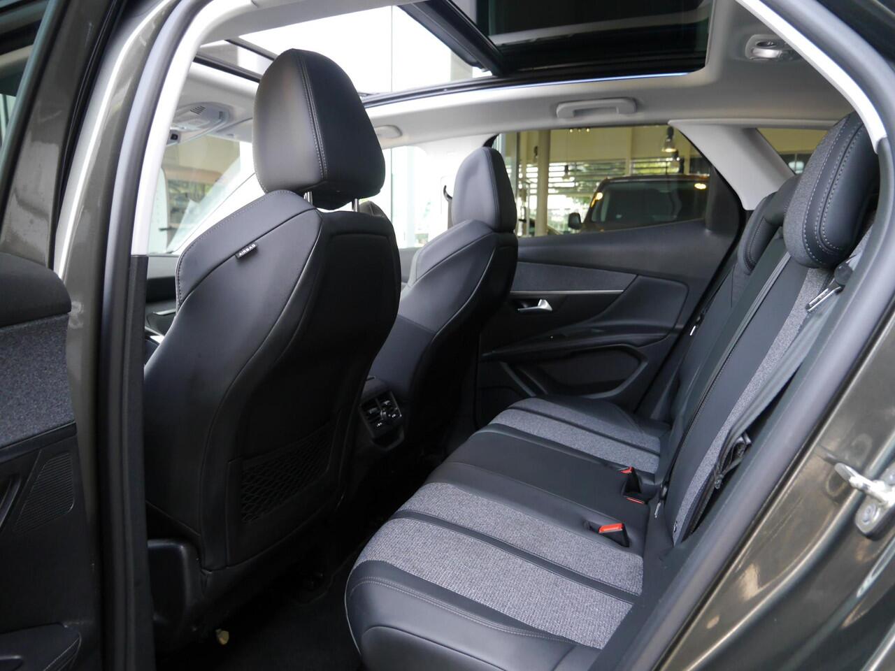 Peugeot 3008 1.6 PureTech Allure 180PK Automaat | 1500KG trekgewicht | Full options | Panoramadak | Led | Camera | Elektrisch verstelb. bestuurdersstoel met geheugen | Draadloze telfoonoplader | 19 inch lichtmetalen velgen | Stoelverwarming | Apple carplay / Android 