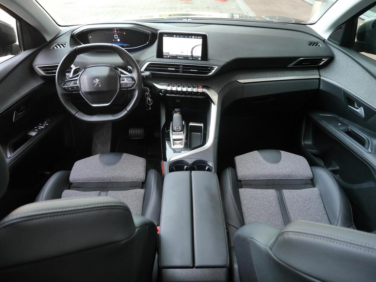 Peugeot 3008 1.6 PureTech Allure 180PK Automaat | 1500KG trekgewicht | Full options | Panoramadak | Led | Camera | Elektrisch verstelb. bestuurdersstoel met geheugen | Draadloze telfoonoplader | 19 inch lichtmetalen velgen | Stoelverwarming | Apple carplay / Android 