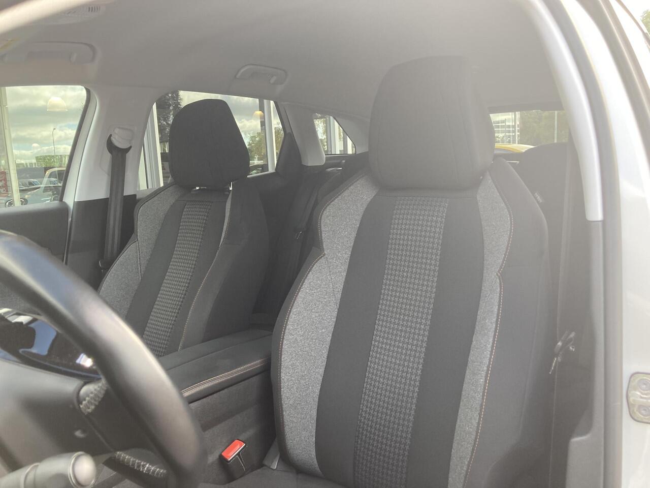 Peugeot 3008 1.2 PureTech Blue Lease Executive | Apple carplay/Android auto | Navigatie | Trekhaak | Dakrails | Cruise control | Climate control | Parkeersensoren achter |