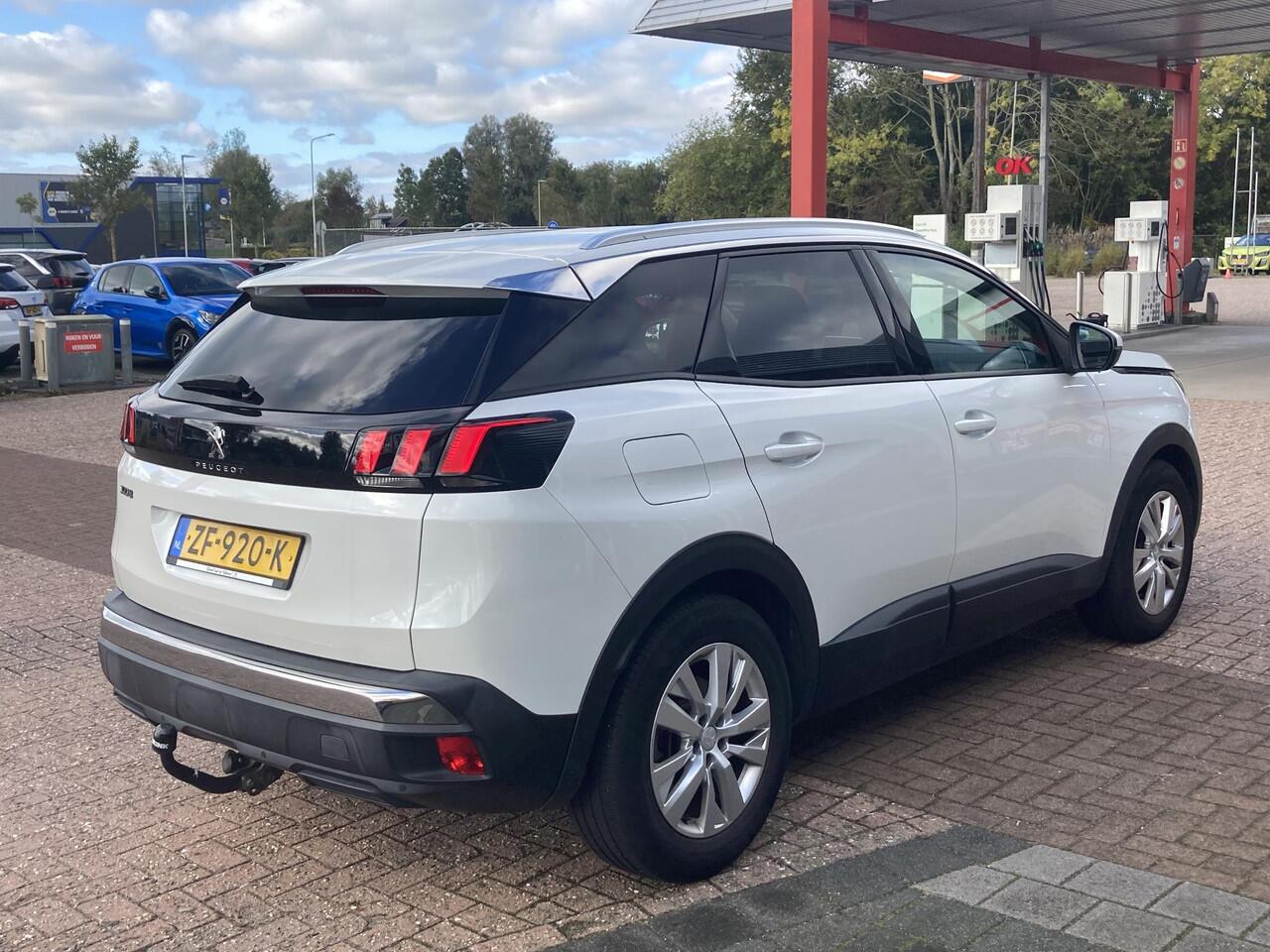 Peugeot 3008 1.2 PureTech Blue Lease Executive | Apple carplay/Android auto | Navigatie | Trekhaak | Dakrails | Cruise control | Climate control | Parkeersensoren achter |