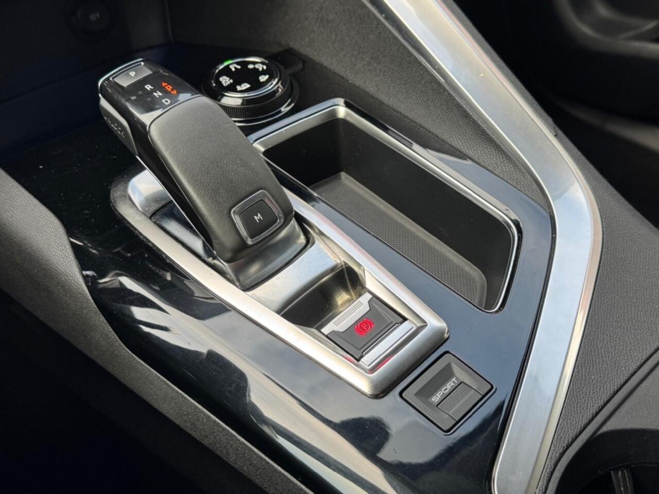 Peugeot 3008 1.2 PURETECH ALLURE AUT. 130PK LED NAVI CARPLAY AIRCO