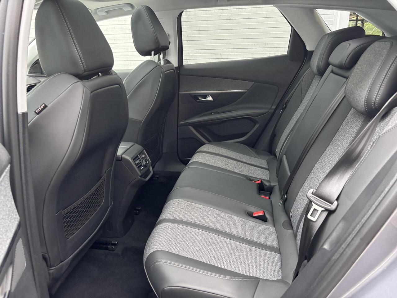 Peugeot 3008 Allure 1.2 Turbo 130pk | SCHUIF/KANTELDAK | HANDSFREE A.KLEP | LAGE KM-STAND! | 1e EIGENAAR | NAVI | CAMERA | DAB+ |