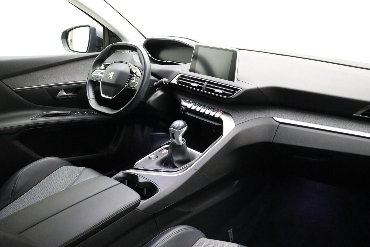 Peugeot 3008 1.2 PureTech Blue Lease Premium | Trekhaak | Elektrische kofferbak | Navigatie | Climate Control | Cruise Control | Parkeercamera/-sensoren | Keyless Enty/Start | Draadloze telefoonlader |